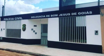 Homem é morto a facadas dentro de quarto de hotel